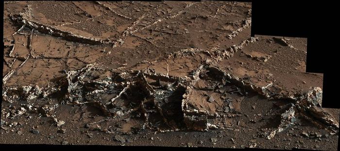 Curiosity rover finds interesting mineral crusts on the surface of Mars