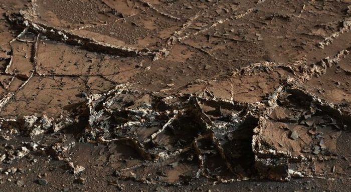 Mineral veins spotted by the Curiosity mast camera Mineral veins spotted by the Curiosity mast camera