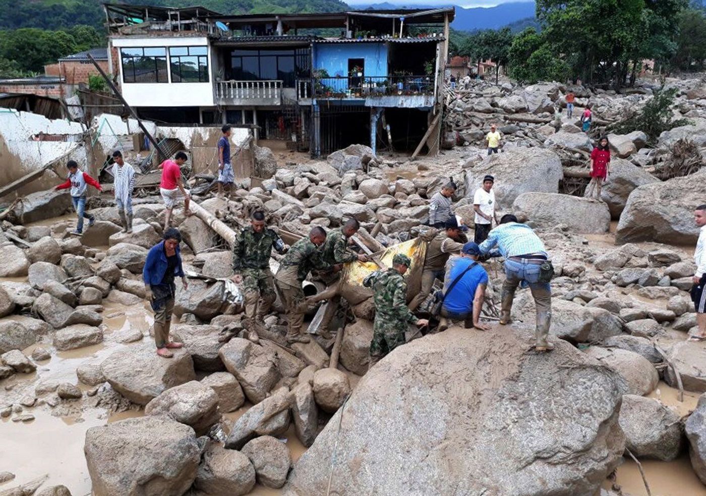 Soldiers helped residents leave Mocoa on Saturday. Credit Colombian Army