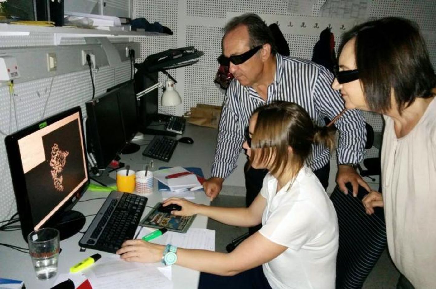 3-D glasses and monitors make it possible to better visualize the structural details of the deoxyribozyme.