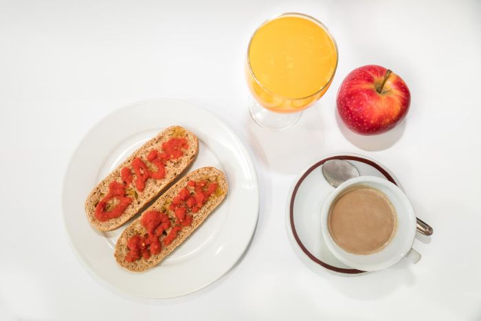 CNIC experts say the best way to start the day is a 'high-energy' breakfast, which could consist of a cup of coffee, milk or yogurt, fruit, and wholemeal bread with tomato and olive oil. Source: CNIC