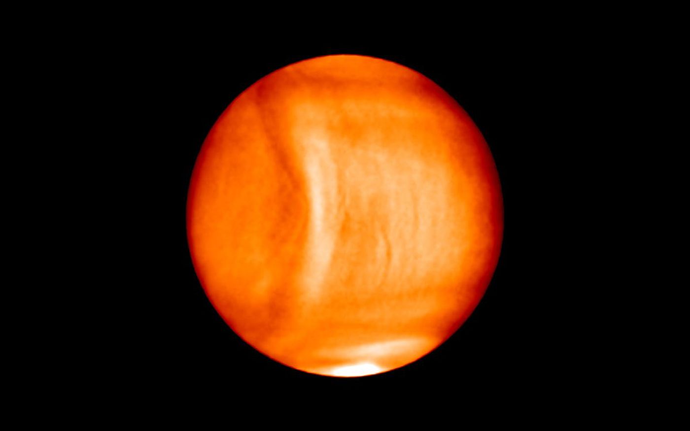 Bulging gravity wave seen on Venus