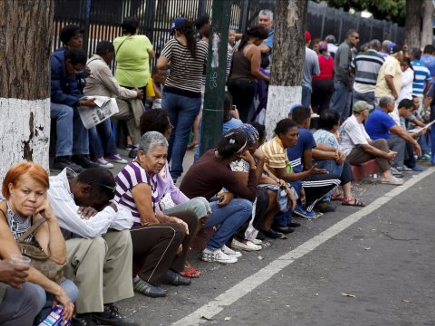 The queue to buy staple items outside a state-run Bicentenario supermarket in Caracas, August 4, 2015