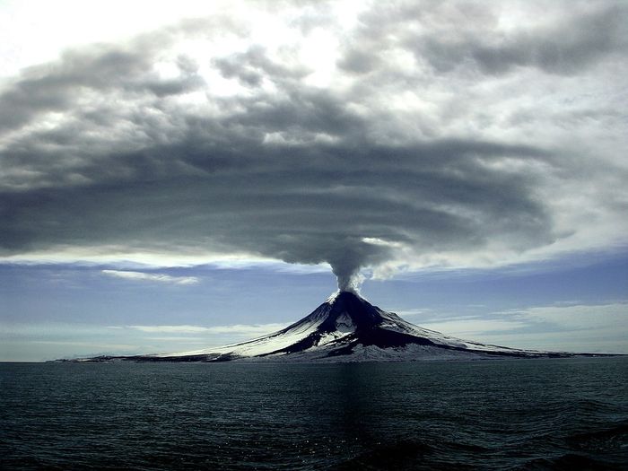 Volcanic eruptions spew ash into the atmosphere, affecting surface temperatures. Photo: Pixabay