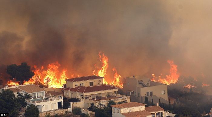 Wildfires spread through Spain's coast. Photo: Daily Mail