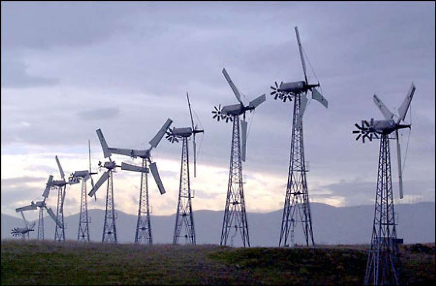 Wind turbine generators create electricity earlier this year near Tracy, Calif. Photo: Seattle Pi