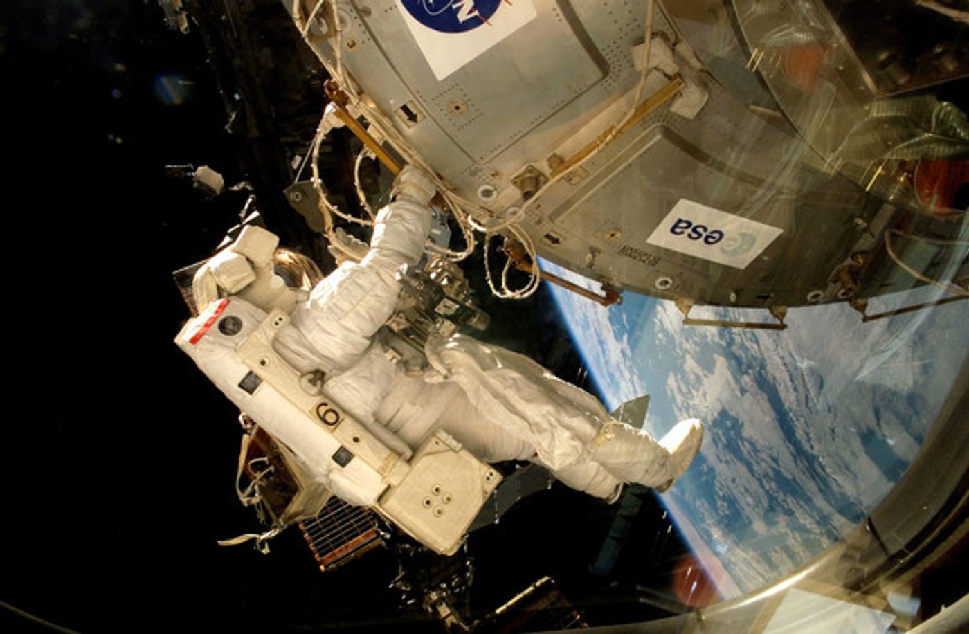 An astronaut affixes the EXPOSE-E platform to the ISS.