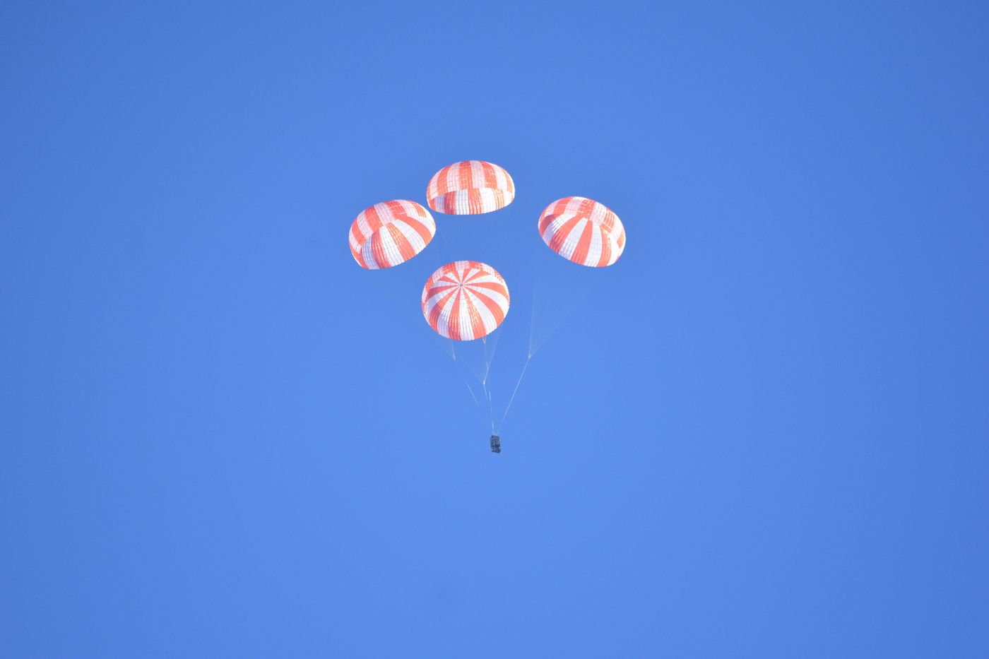 A simulation of SpaceX's parachute landing system for the CrewDragon spacecraft was a success.