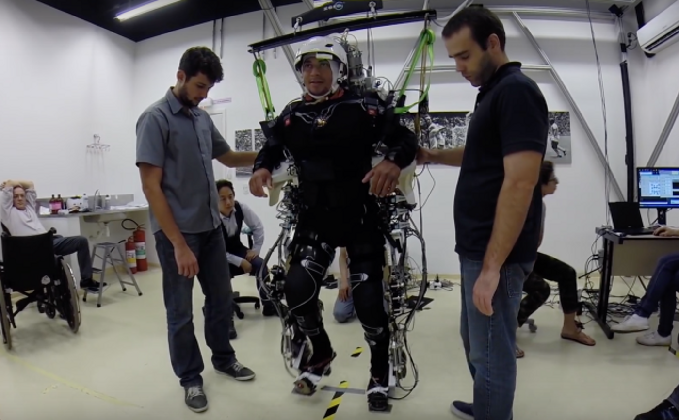 Training with exoskeleton, VR helps some paraplegics recover | Image: Nicolelis lab