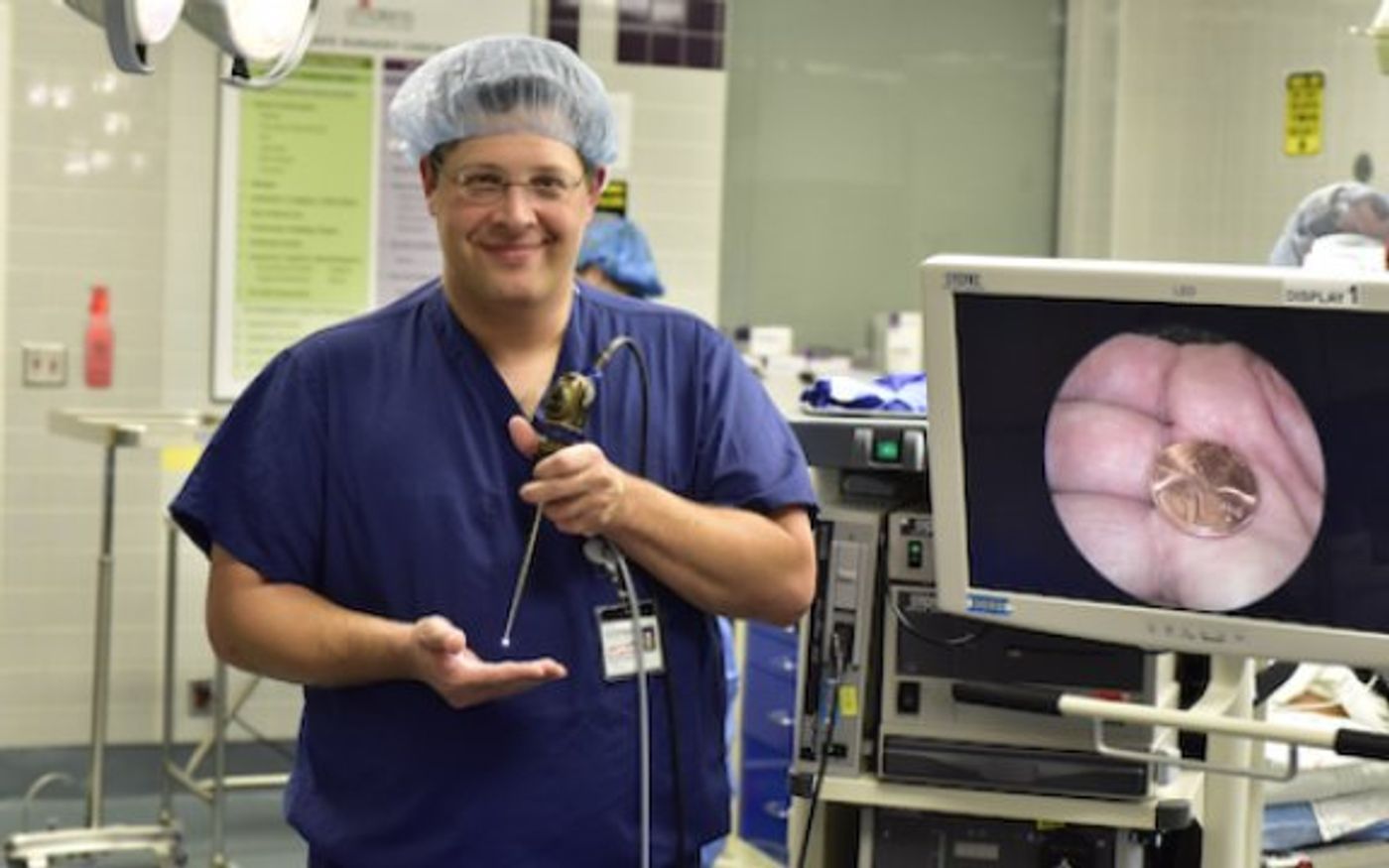 Brandon Isaacson demonstrates the monitoring capabilities of an endoscope | Image: UT Southwestern