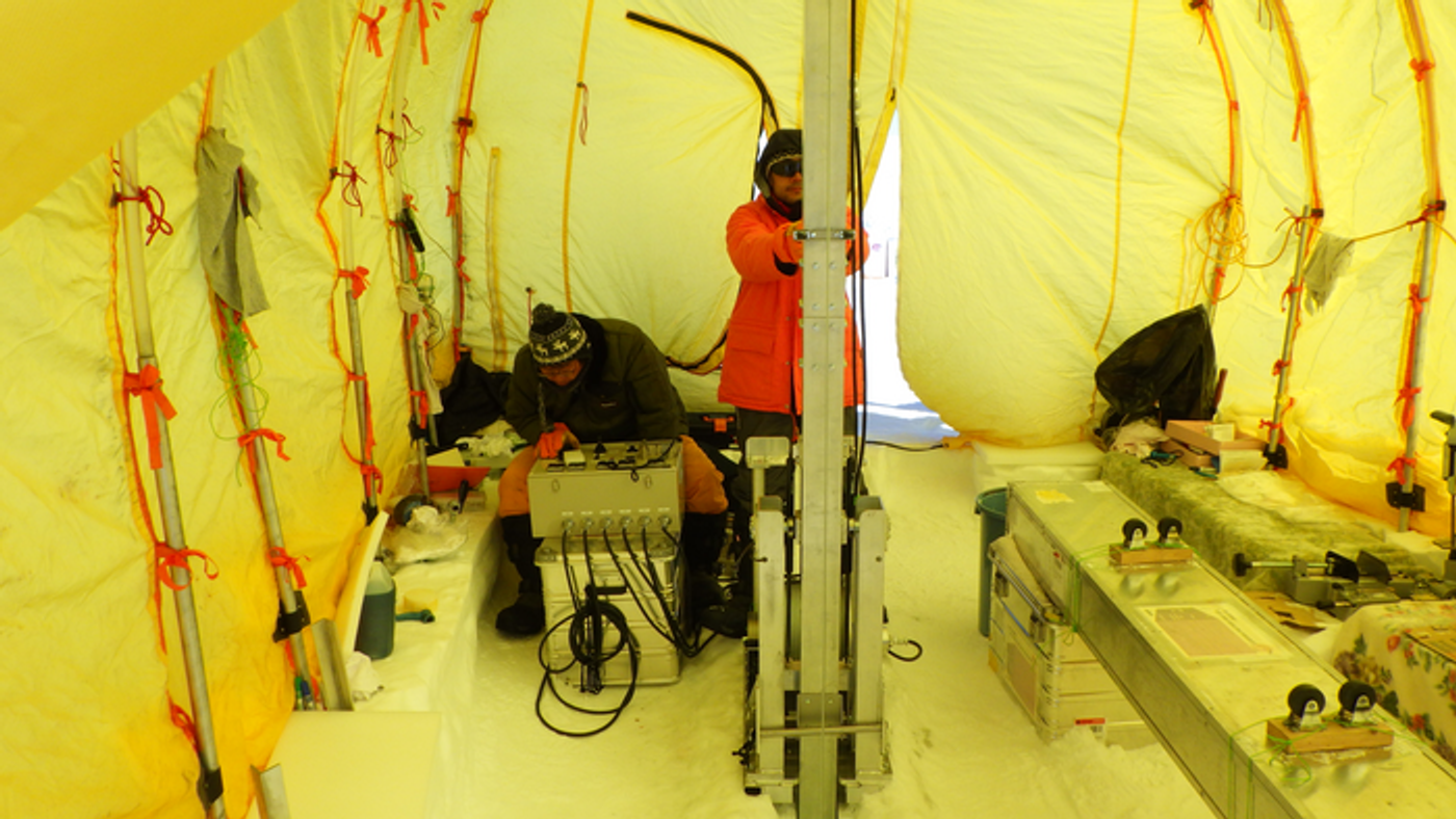 Sumito Matoba (left) and Yoshinori Iizuka (right) on the southeastern dome in Greenland, drilling the ice core used in the study (Photo: Sumito Matoba)