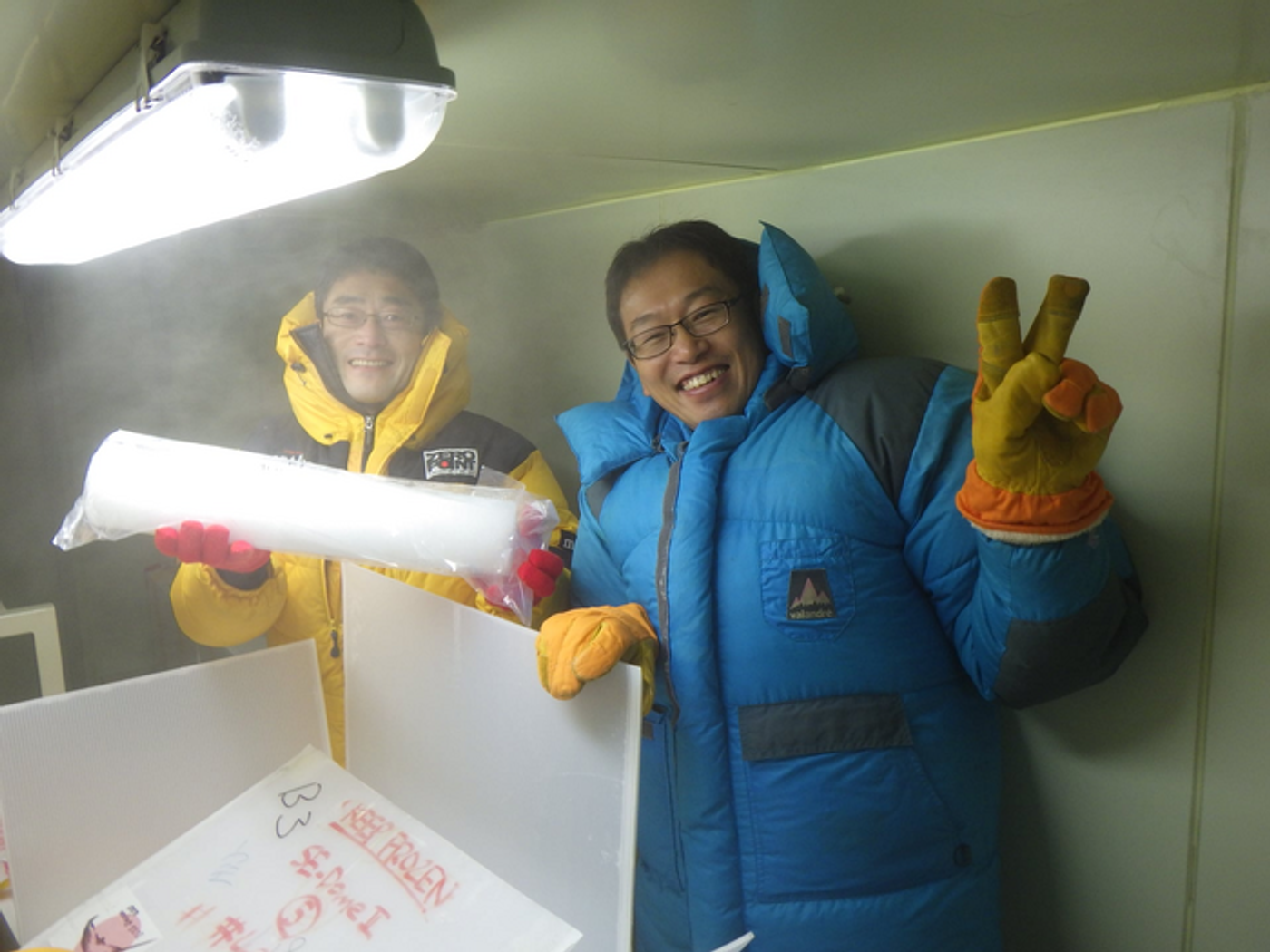 Yoshinori Iizuka (left) and Sumito Matoba (right) of the research team with the study's Greenland ice core (Credit: Sumito Matoba).