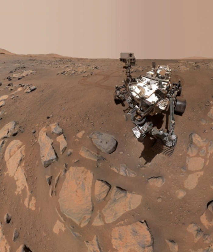 毅力号火星车在岩石上自拍，它从火星上采集了两个岩芯样本图片来源：NASA/JPL加州理工学院/MSSS。