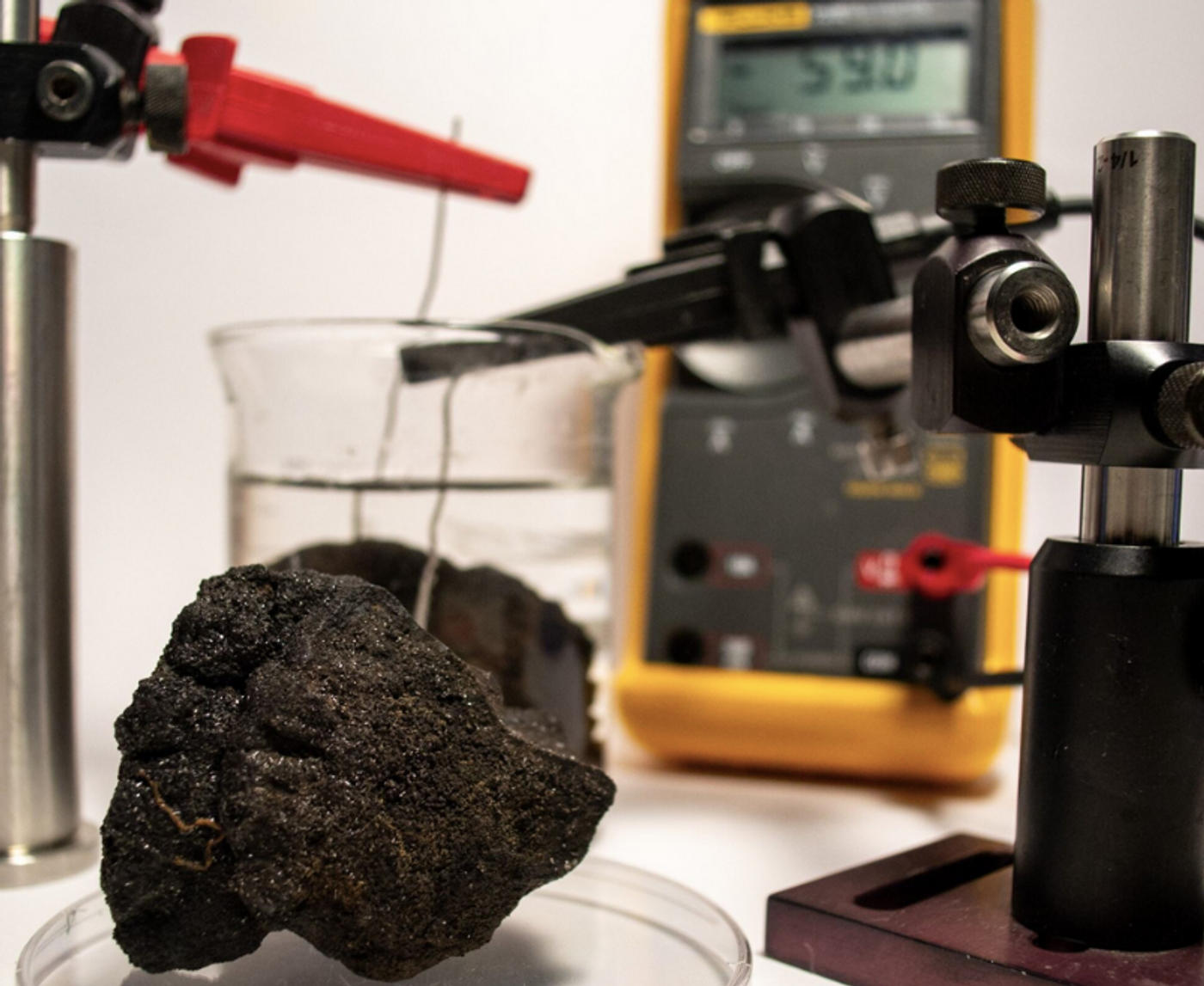 The voltage of polymetallic nodules from the ocean floor (in simulated seawater) is measured in Franz Geiger's lab. / Credit: Camille Bridgewater/Northwestern University