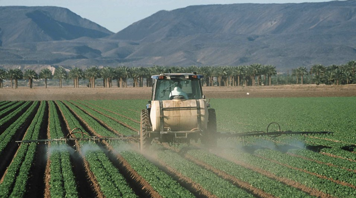  Pesticide application on leaf lettuce in Yuma, Arizona / Credit: Jeff Vanuga Source: NRCS