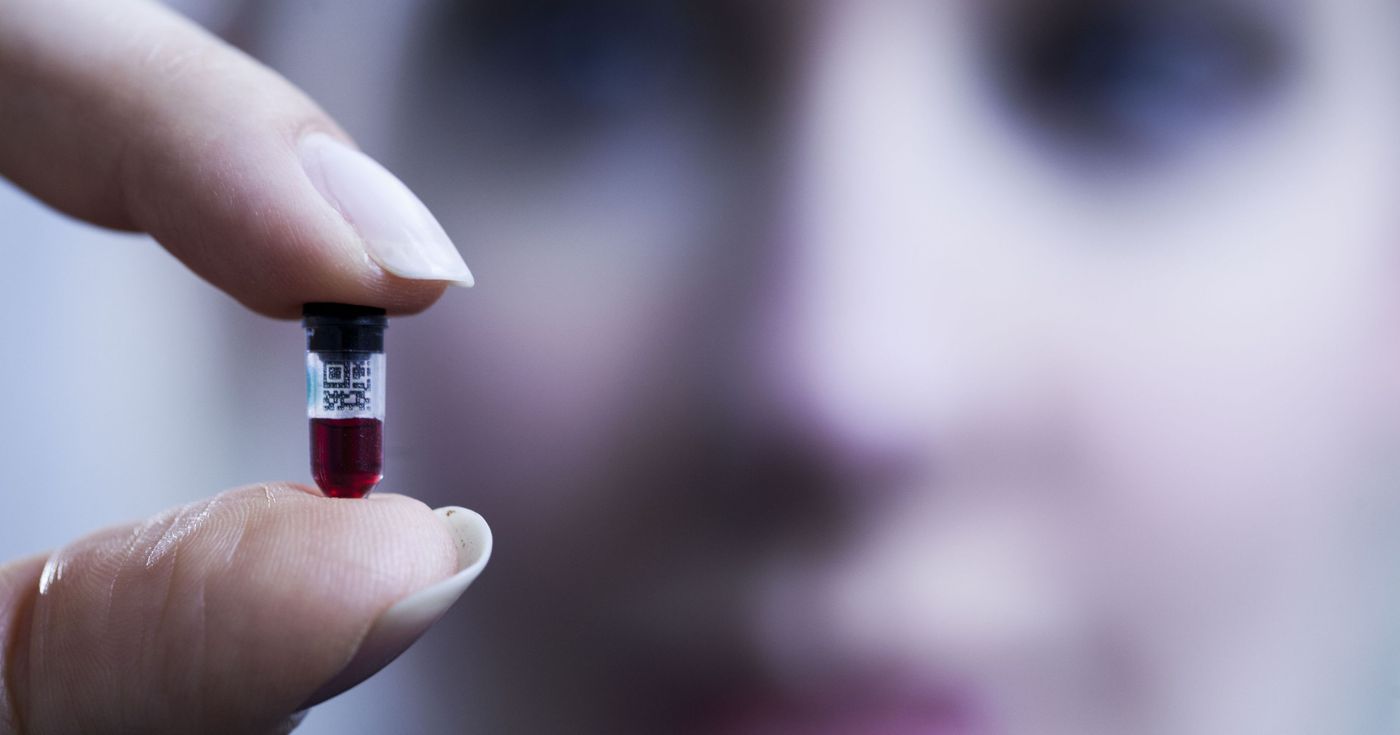 Founder Elizabeth Holmes holds Theranos' nanotainer device