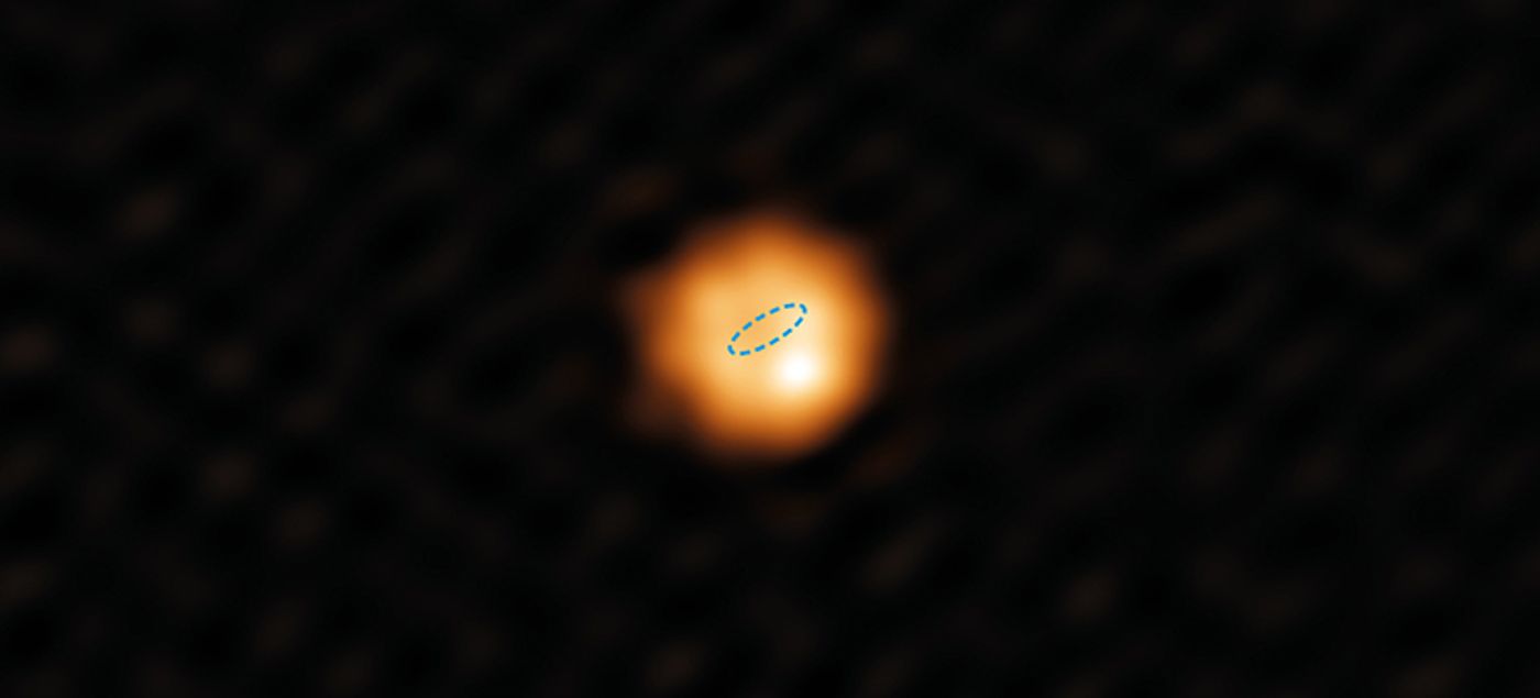 W Hydrae as seen from the ALMA. The circle represents the size of Earth's orbit around the Sun, emphasizing just how large this star actually is.