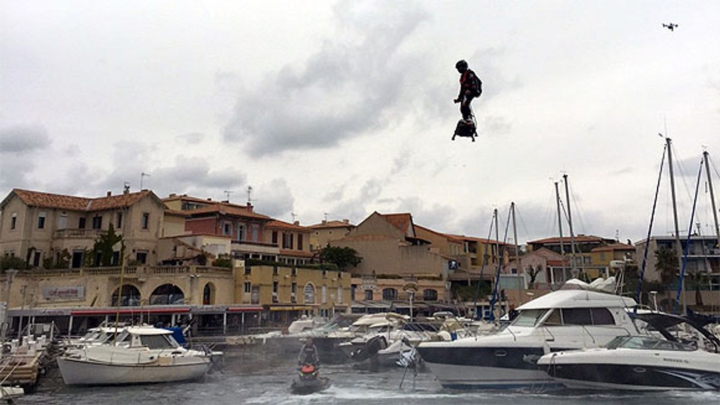 Franky Zapata has set a new distance travelled record by hoverboard.