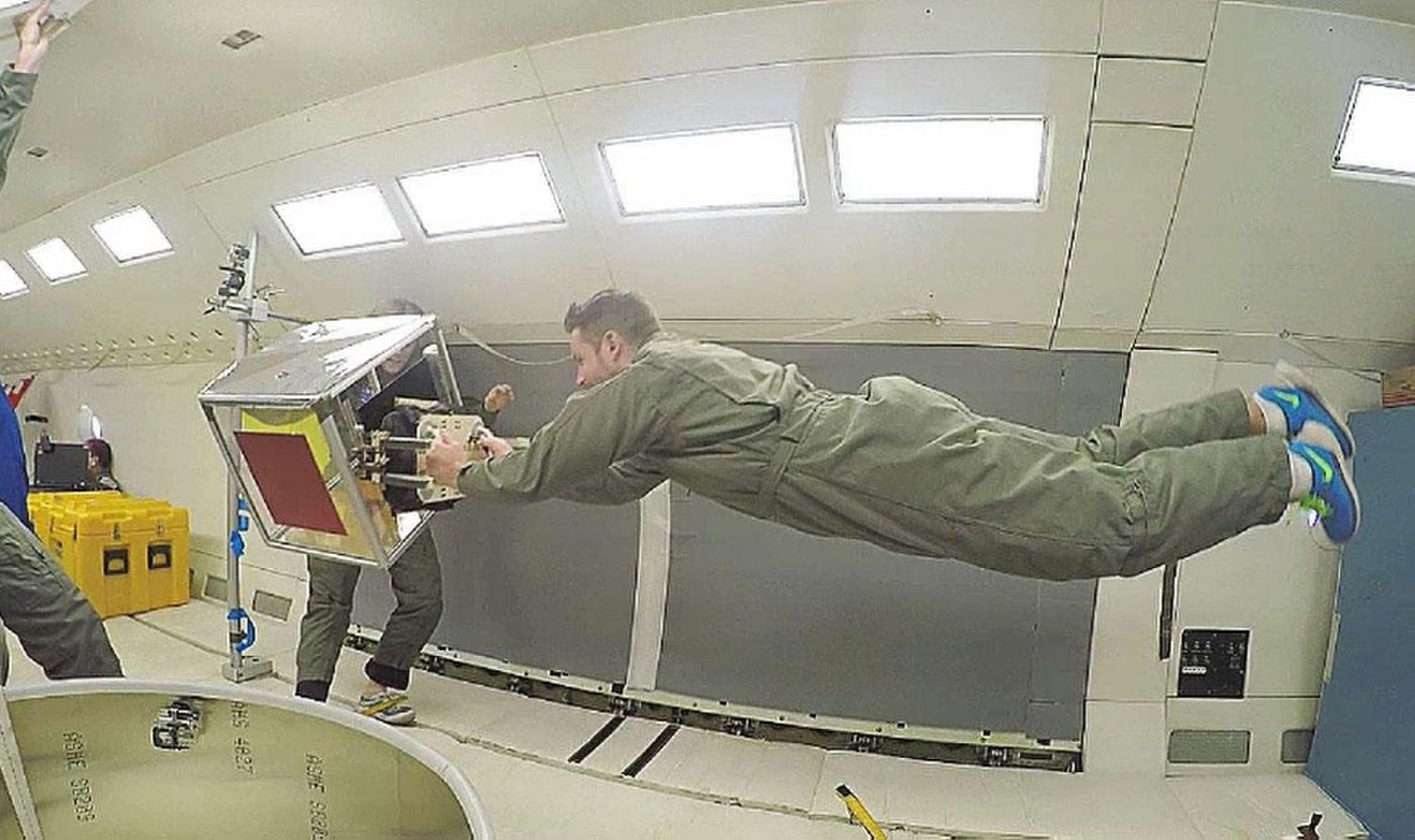 A new type of gecko-inspired gripping technology is tested in NASA's C-9B zero gravity-simulation aircraft, which uses parabolic dives to simulate weightlessness for inhabitants. It is often used for astronaut training, but this time it served as a platform for cheap zero-gravity testing.