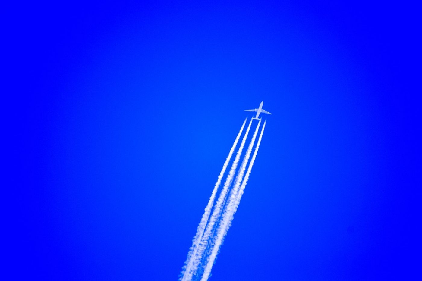 New research suggests a way to reduce the negative climate impact from contrails. Photo: Pixabay