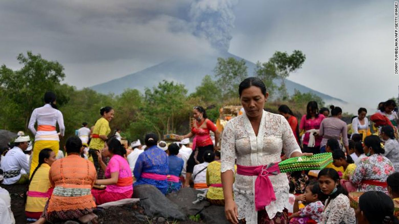 Balinese Hindus pray near Mount Agung. Source: CNN