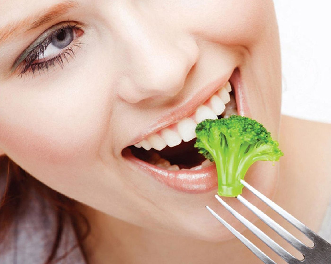 woman eating broccoli, credit: iowagirlseat.com
