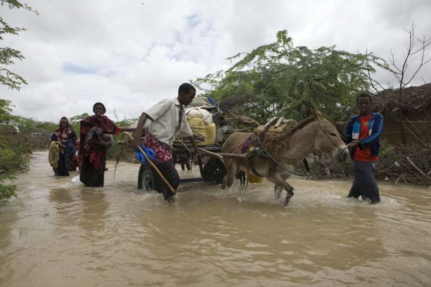 Somali refugees flee flooding in Dadaab, Kenya. Photo: UNHCR