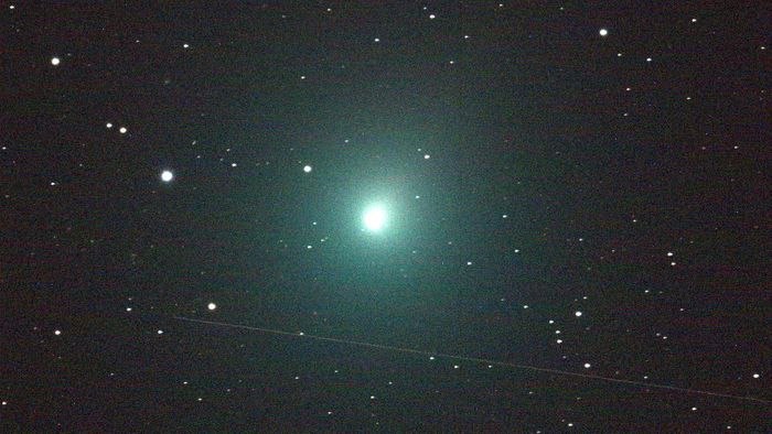 A 120-second image of Comet Wirtanen taken with a powerful telescope.