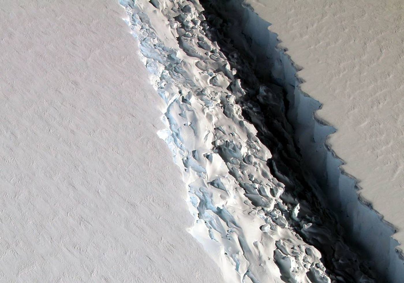 The following rift has been spotted in Antarctica's Larsen C ice shelf.