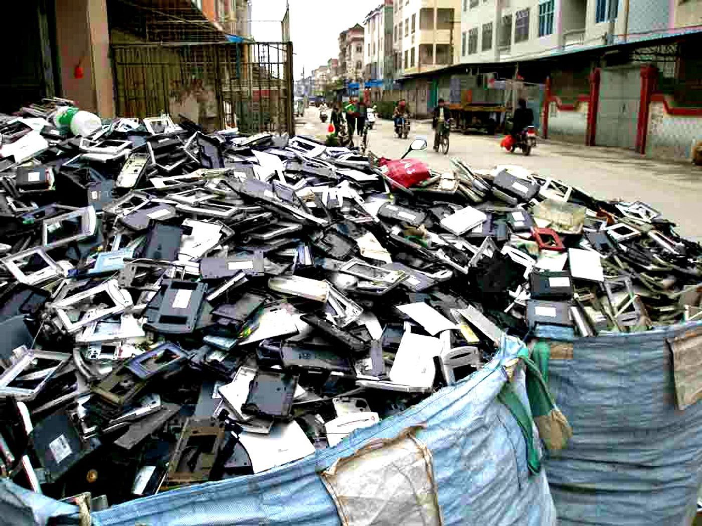 e-waste, credit: manowar064 on Flickr