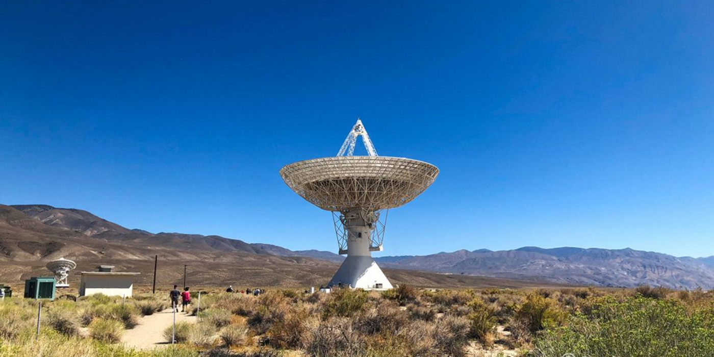 A Radiotelescope at the Owens Valley Raio-observatory (Bishop Tourism/Gigi de Jong)