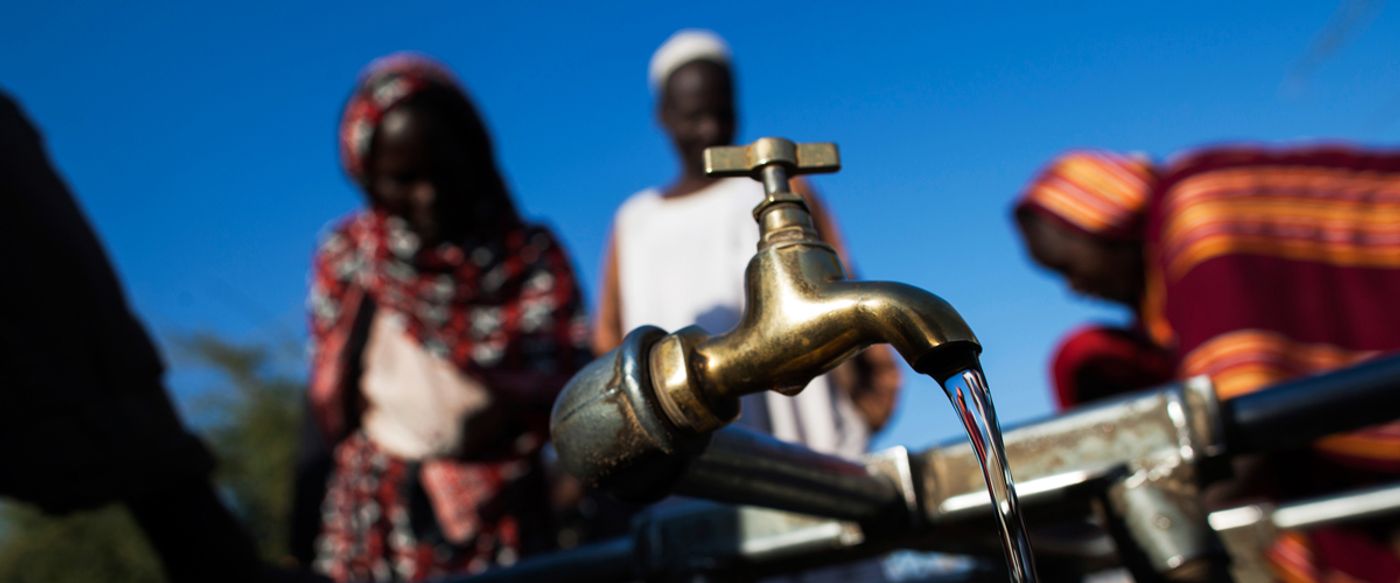 These people in Darfur, Sudan only have access to fresh water for 2 hours of the day. Photo: UN/Albert Gonzalez Farran