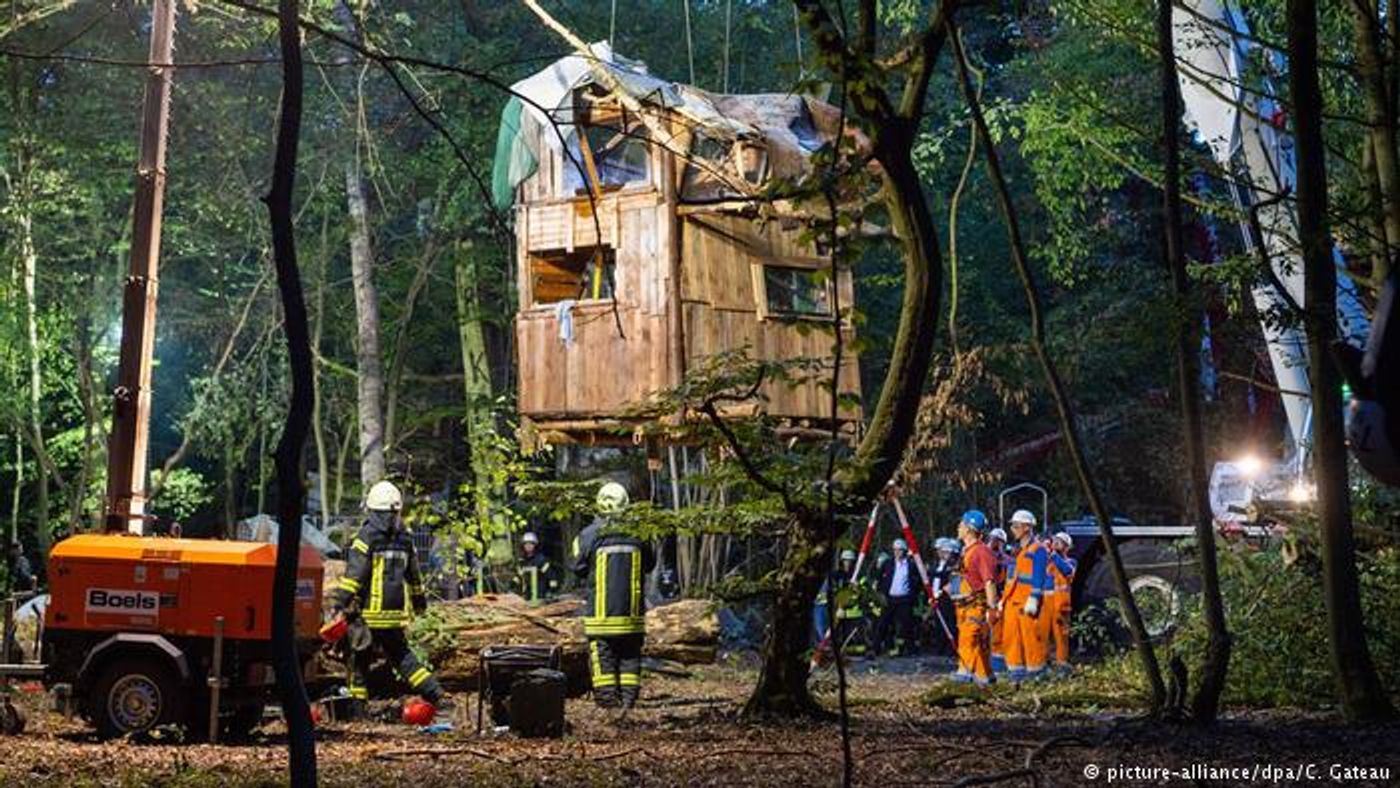 The mining company evicting activists who were living in tree houses to protect the forest.  Photo: DW via picture-alliance/dpa/C. Gateau