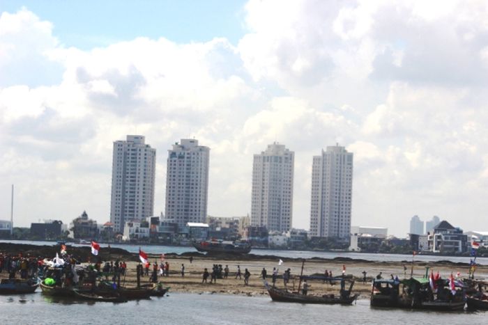 Fishermen attempt to shut down Islet G, an artificial island at the center of the controversy related to the Jakarta Bay land reclamation project. Photo by Sapariah Saturi.