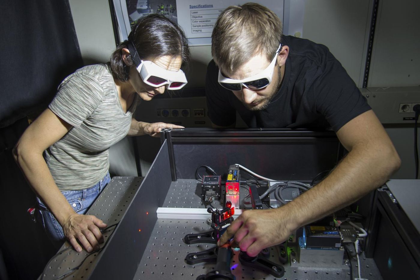 Dr. Zeynep Oekten and co-author Willi L. Stepp at the fluorescence microscope they use to observe the motor proteins running along the microtubules (see video). / Credit: Andreas Battenberg / TUM