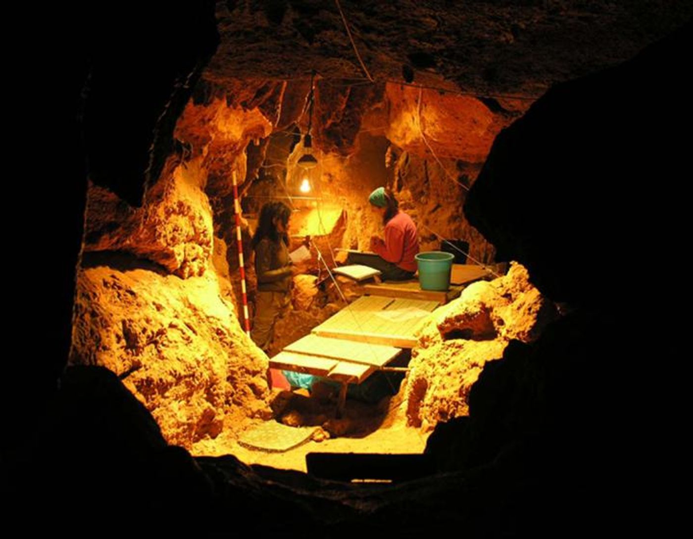 El Sidron: Working in the Tunnel of Bones cave, where 12 Neandertal specimens dating around 49,000 years ago have been recovered. / Credit: Paleoanthropology Group MNCN-CSIC; Photo by Antonio Rosas)