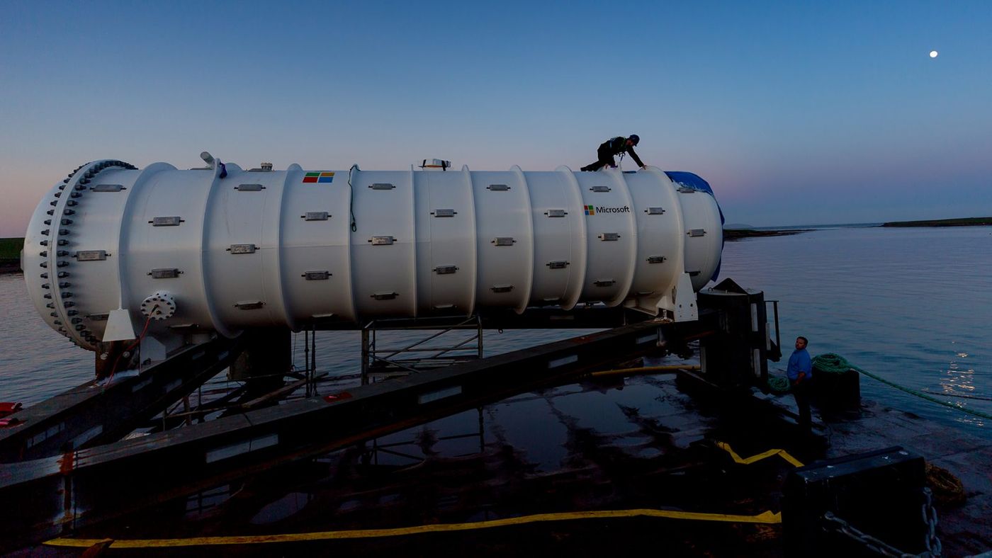 Underwater data center launch, credit Microsoft