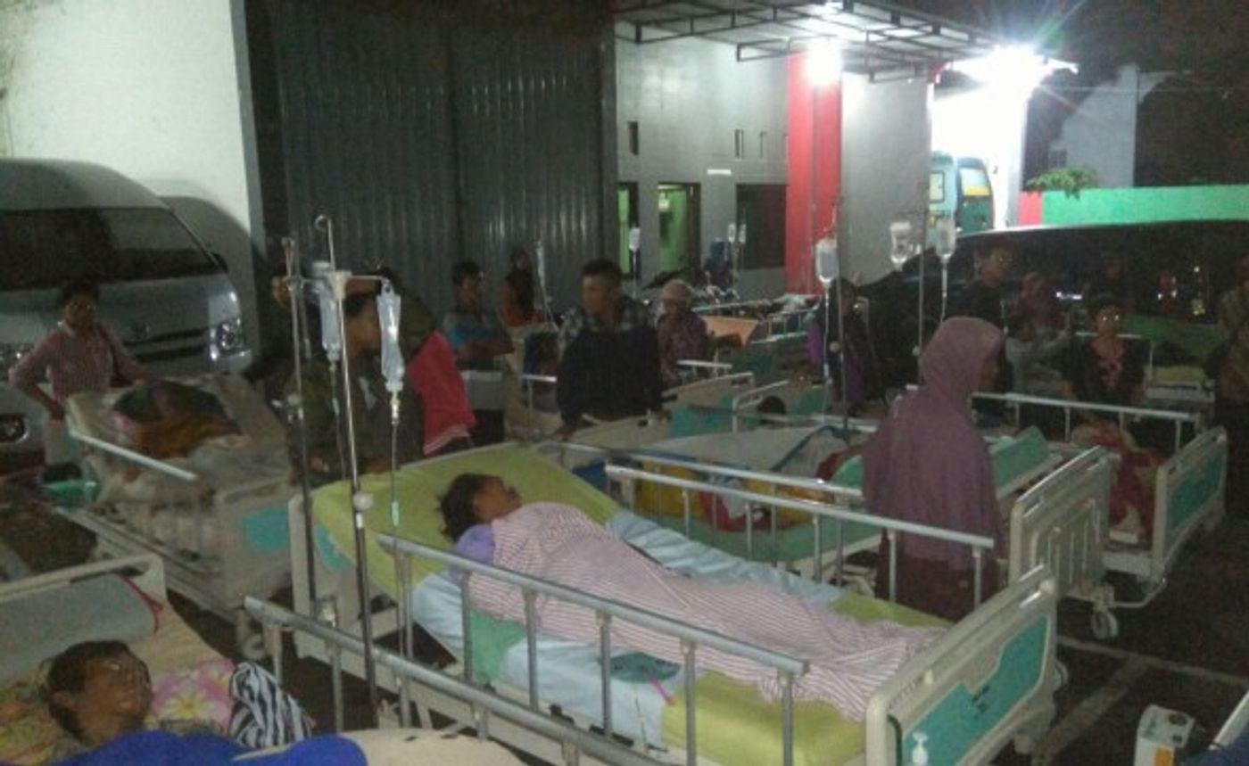 Patients had to be evacuated outside a hospital in Banyumas.. Photo: Agus Fitrah