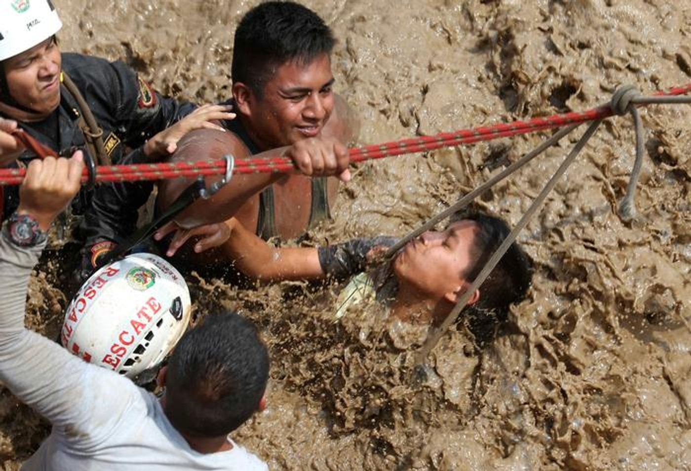 Agents of the Peruvian National Police rescue people trapped in buildings due to the flooding of the Rimac and Huaycoloro rivers, in Lima, Peru, 17 March 2017. Photo: SBS