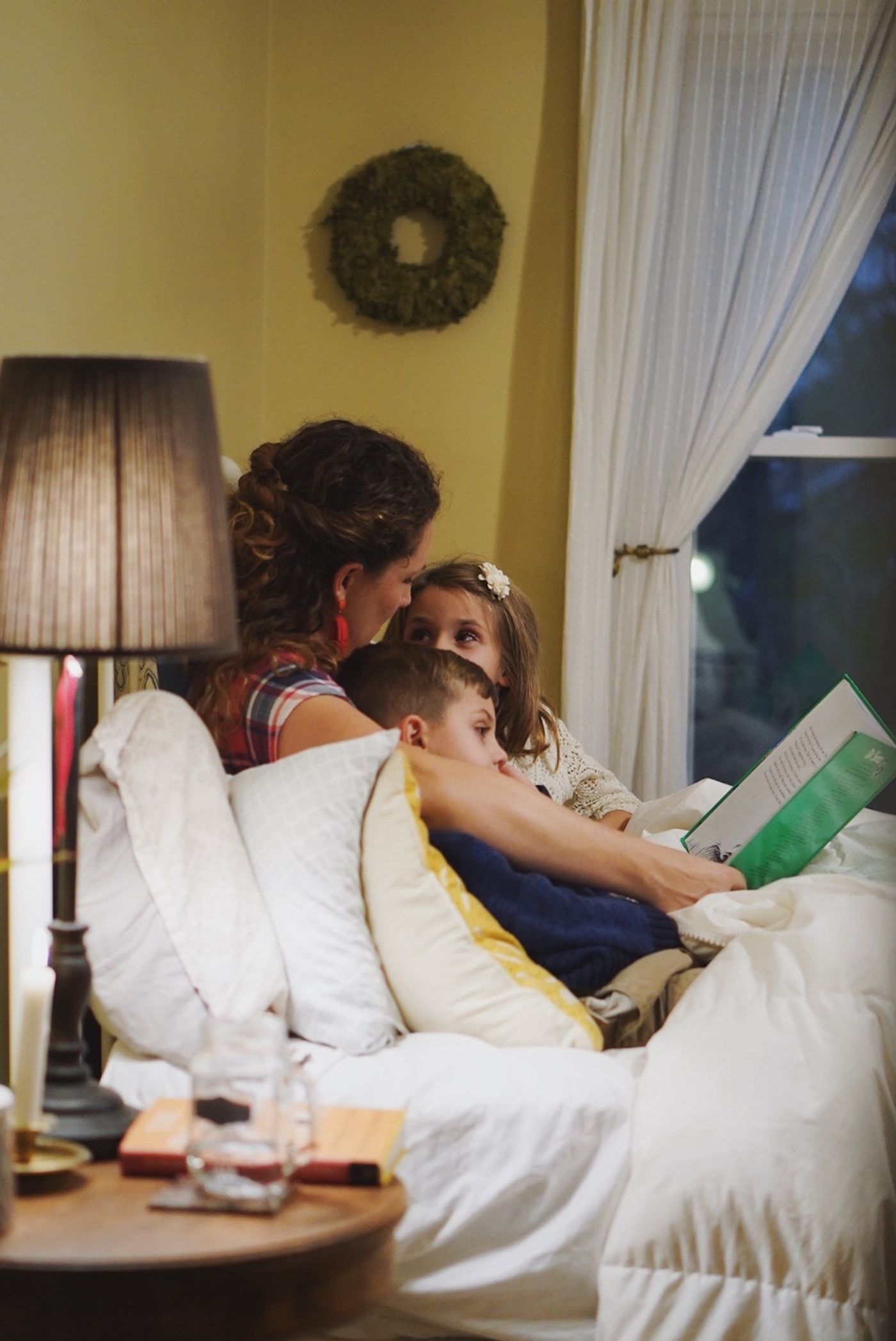 family in a bed, credit: public domain