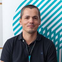 Silencing the long non-coding RNA antisense to ZEB2 facilitates reprogramming of aged fibroblasts and safeguards stem cells pluripotency