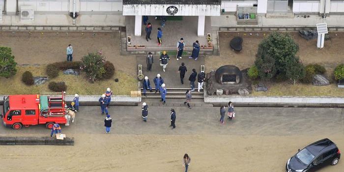 Tsunami strikes Japan, following 7.4 earthquake