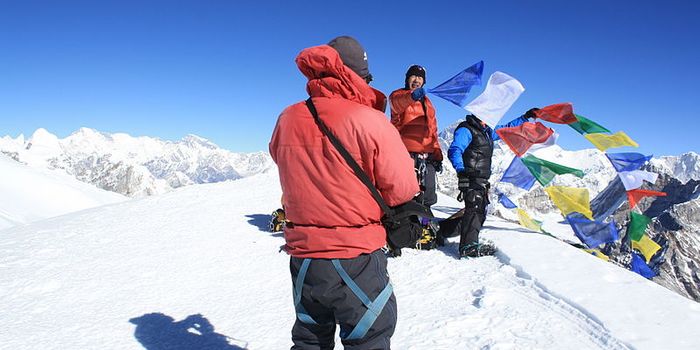 Stage IV Lung Cancer Patient Climbs Peaks in Nepal