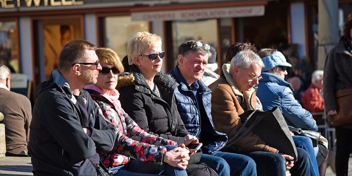 APOE4 Carriers Have Memory Problems Before the Onset of Alzheimer's