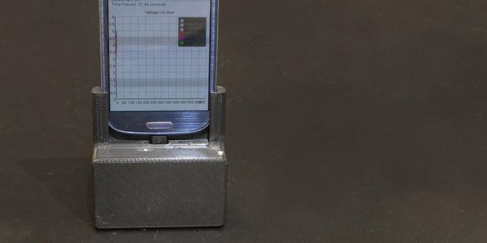 Portable device turns smartphones into diagnostic labs