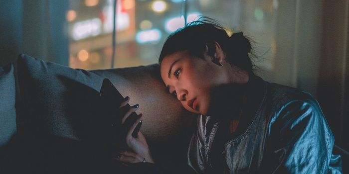 Bedtime Smartphone Habits Could Lead to Temporary Blindness