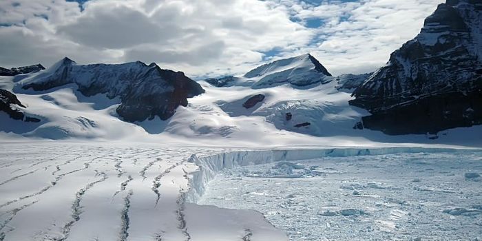 A long way across: 80 mile crack in Antarctic ice shelf