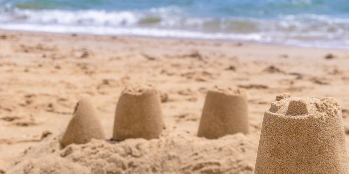 Static Electricity Makes Titan's Sand Grains Cling Together