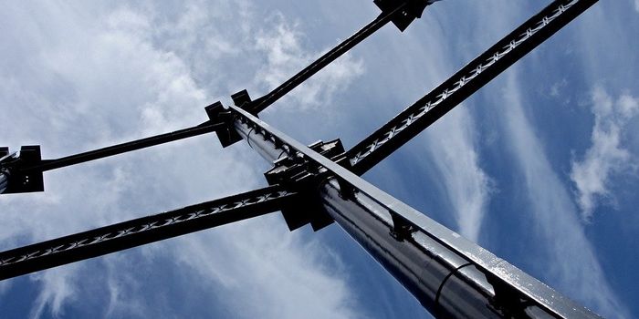 Converting methane in natural gas into liquid methanol at room temperature