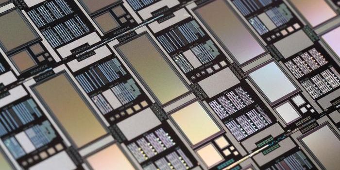 Breaking Digital Limits: Memristors Revolutionize Scientific Computing